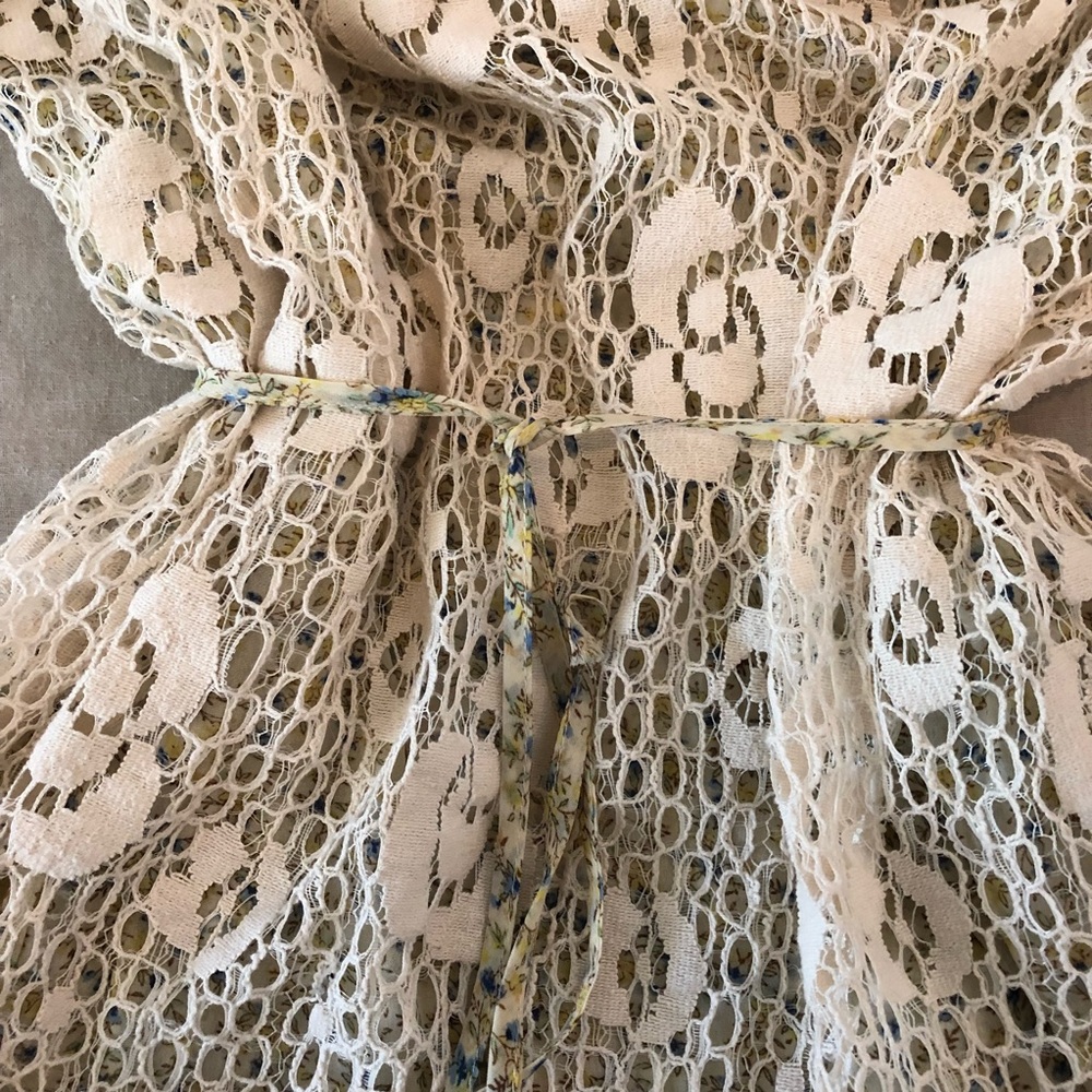Women’s lace & floral top - Picture 4 of 10